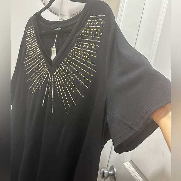 BloomChic Plus Size V-Neck Rhinestone Stretchy T-Shirt - Picture 4 of 5